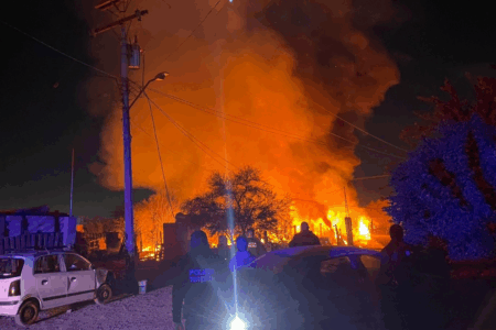 Incendio destruye tres jacales y autos en Santa Sofía, Gómez Palacio