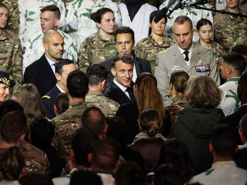 Francia reinstaurará servicio militar voluntario para jóvenes en 2026