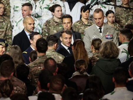 Francia reinstaurará servicio militar voluntario para jóvenes en 2026