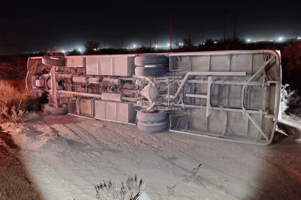 Conductor ebrio vuelca autobús y atropella a peatón en Esterito