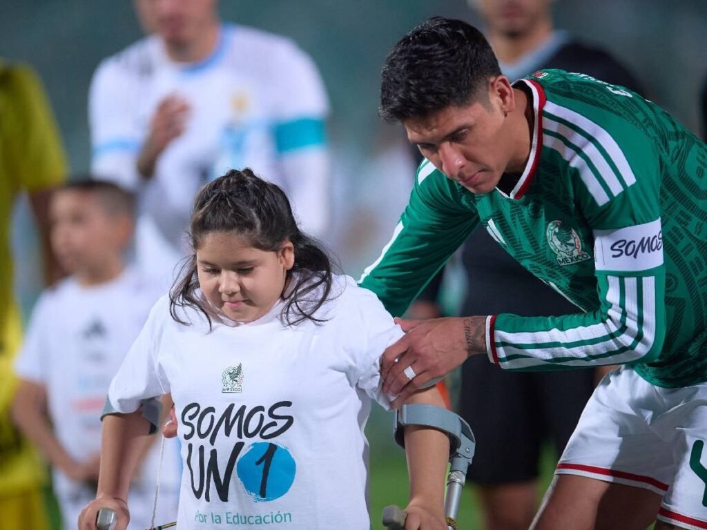 Capitanes de México y Uruguay ayudan a niña en partido en Torreón