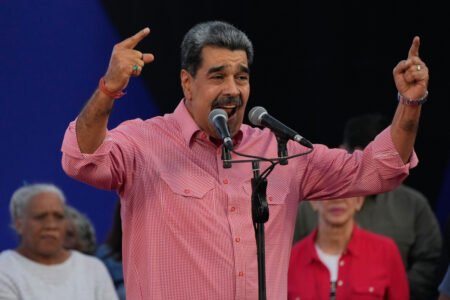 Maduro pide paz ante aumento de presión militar de EE UU en Venezuela