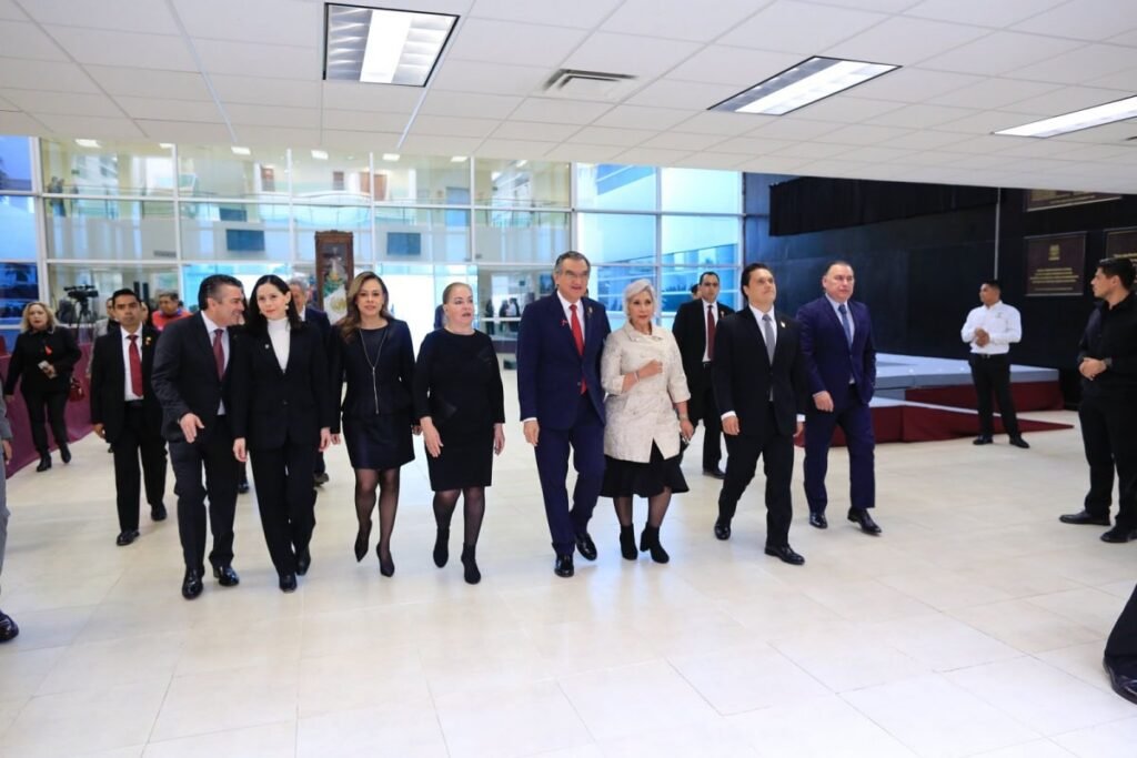 Américo Villarreal entrega la Medalla "Luis García de Arellano" a Cecilia Lugo