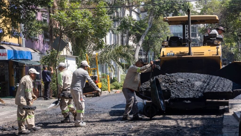 Sheinbaum entrega 30 trenes de repavimentación en 2025