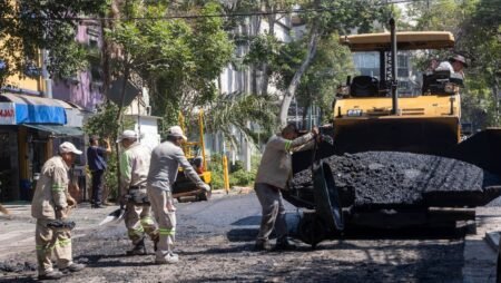 Sheinbaum entrega 30 trenes de repavimentación en 2025