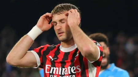 Santiago Giménez será operado del tobillo derecho en Milán