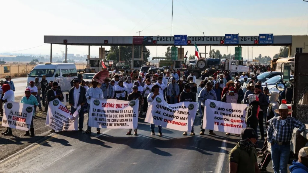 Productores bloquean carreteras en Zacatecas por falta de apoyo de Conagua