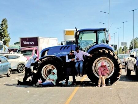 Campesinos levantan bloqueos tras aprobación de Ley de Aguas Campesinos levantan bloqueos tras aprobación de Ley de Aguas