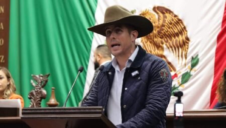 Presentan Ley Carlos Manzo para proteger alcaldes en Michoacán