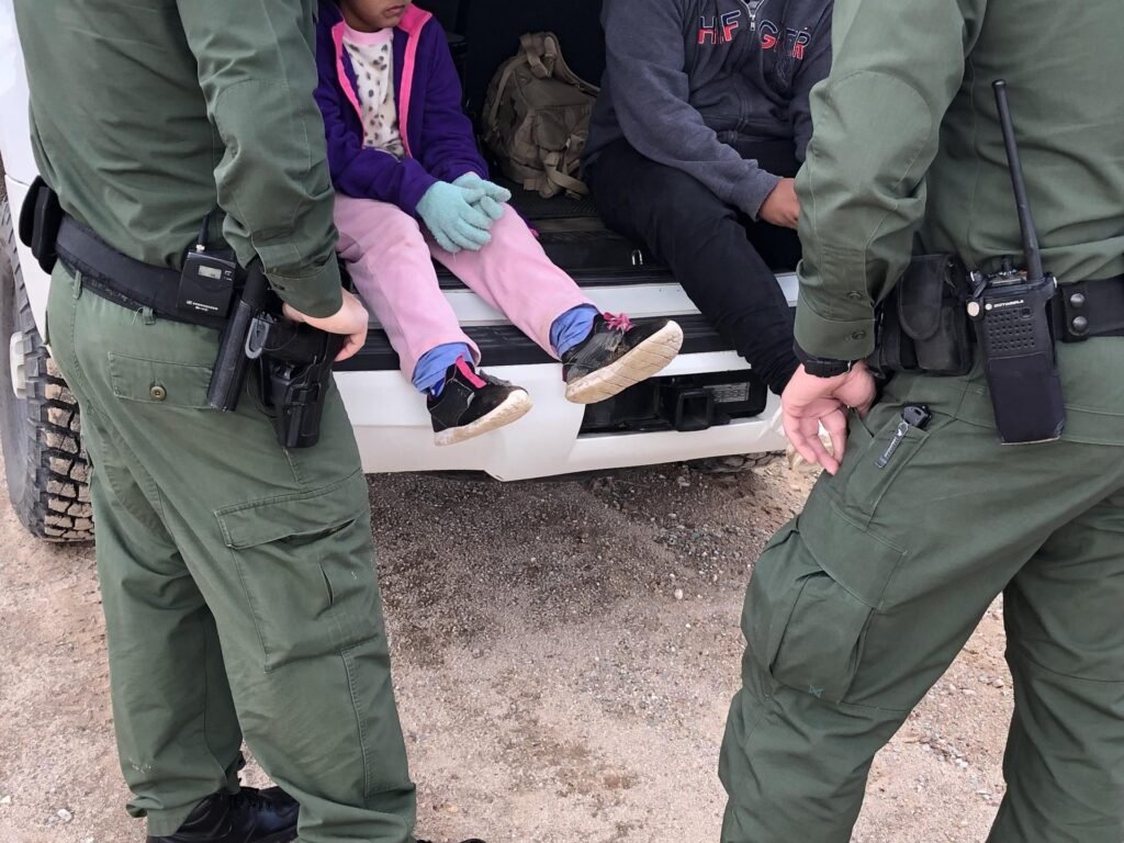 Niños migrantes de tres años enfrentan solos juicios en Arizona