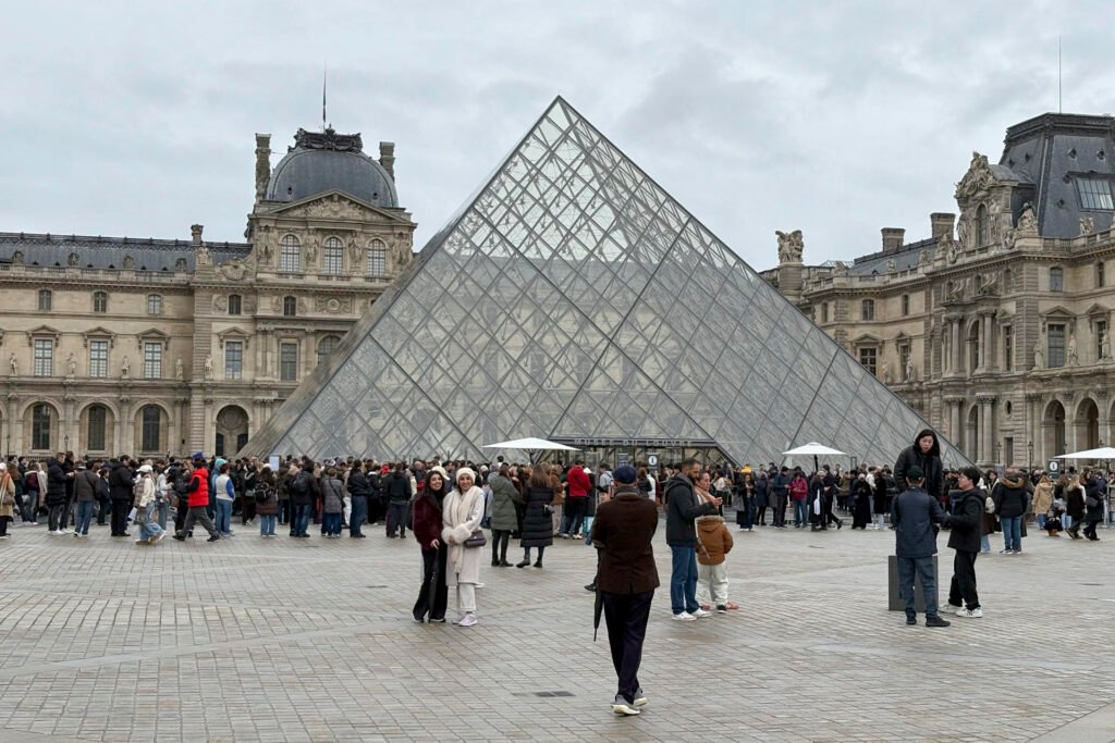 Museo del Louvre reabre tras huelga por demandas salariales
