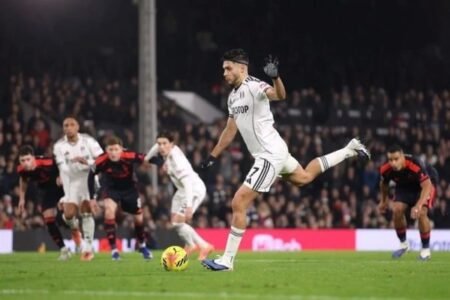 Raúl Jiménez logra 95% de efectividad en penales profesionales