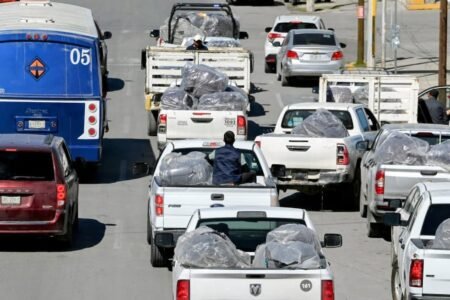 Gómez Palacio admite retraso en rotulación de vehículos oficiales