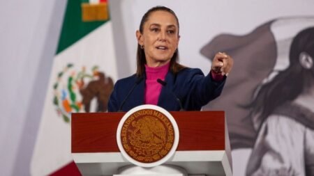 Sheinbaum exige a funcionarios de Morena renunciar si buscan 2027