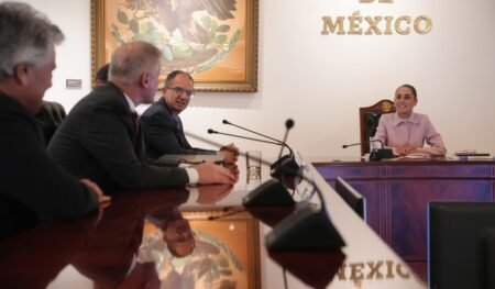 México producirá vacunas ARN mensajero con acuerdo Sheinbaum-Moderna
