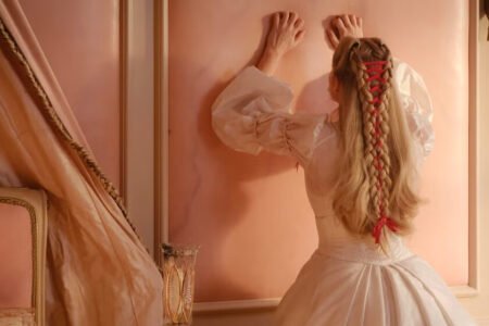 Margot Robbie presta su piel para escena clave en Cumbres Borrascosas