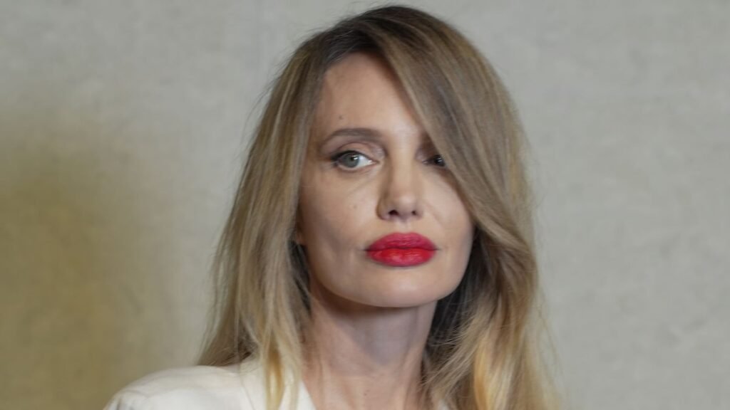 Angelina Jolie luce nuevo look rubio en evento de Tom Ford en China Angelina Jolie luce nuevo look rubio en evento de Tom Ford en China