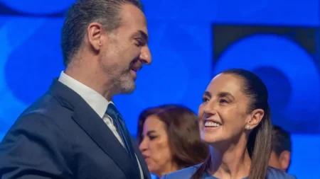 Sheinbaum y Mijes dialogan en asamblea de Caintra Monterrey