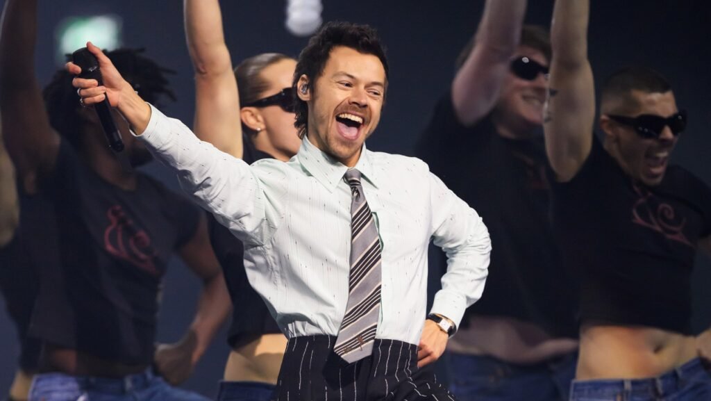 Harry Styles lanza “Kiss All the Time” y anuncia gira mundial