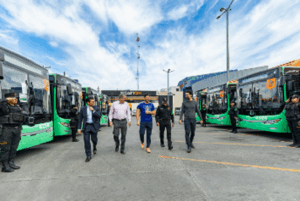 Nuevo León renueva transporte público con nuevos parabuses y camiones