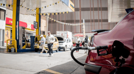Colombia analiza alza en precio de gasolina por crisis en Oriente Medio