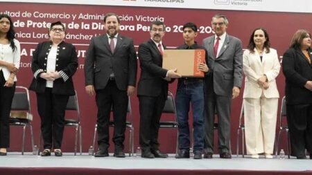 UAT y gobierno de Tamaulipas entregan computadoras a estudiantes