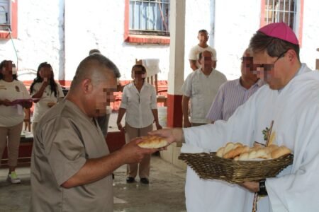 Reclusos de CEDES Victoria celebran Semana Santa con obispo