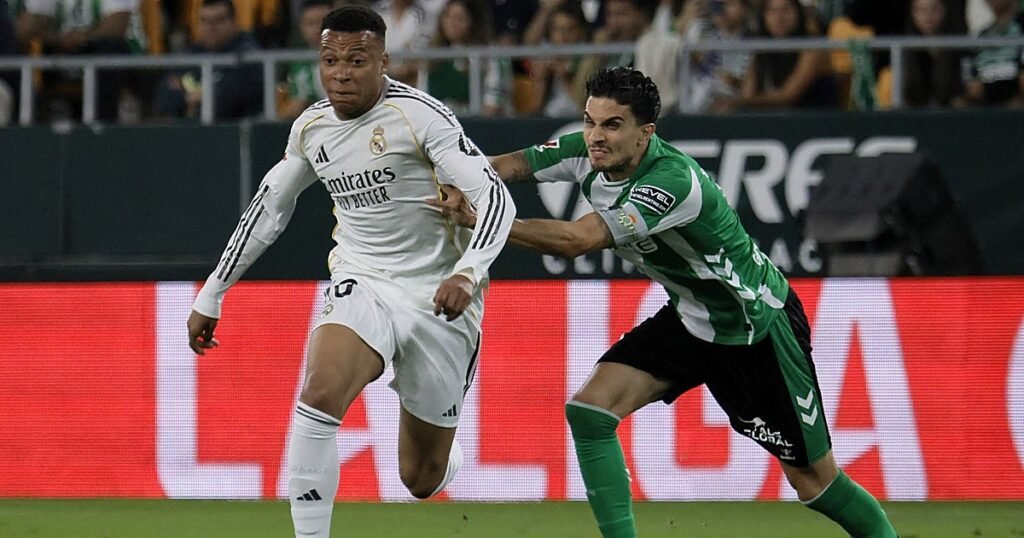 Marc Bartra, a la espera de pruebas médicas tras lesión ante Madrid