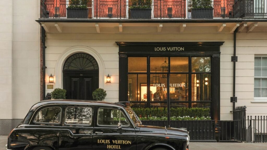 Louis Vuitton inaugura hotel efímero e inmersivo en Mayfair Londres
