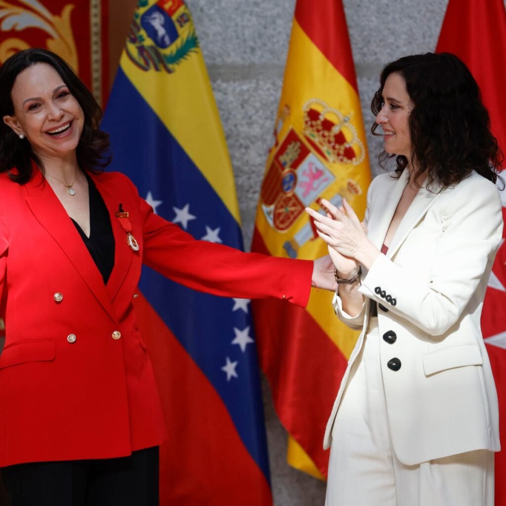 Miles de venezolanos reciben a María Corina Machado en Madrid