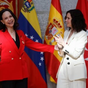 Miles de venezolanos reciben a María Corina Machado en Madrid