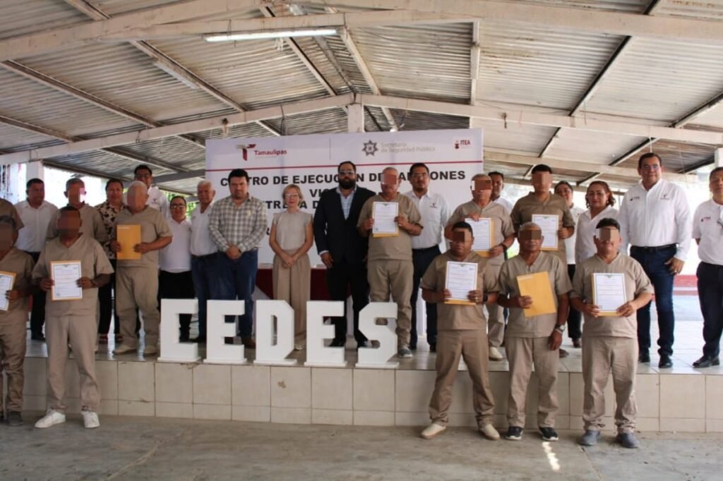 Entregan certificados de educación básica en CEDES Victoria