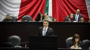 Morena propone limitar licencias a diputados por entretenimiento