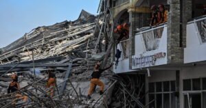 Derrumbe en construcción en Filipinas: 24 rescatados y 20 atrapados