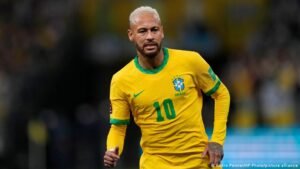 Neymar seguirá con Brasil en el Mundial pese a lesión muscular
