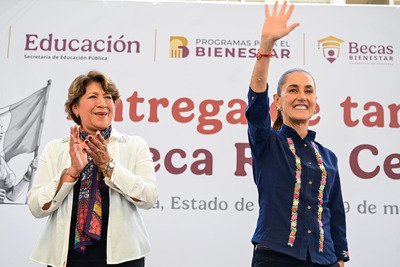 Sheinbaum y Delfina Gómez entregan 619 mil becas en Edomex