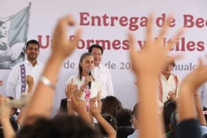 Sheinbaum entrega becas y llama a la niñez a amar a México