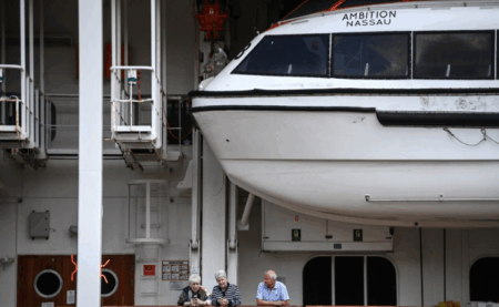 Francia confina crucero en Burdeos por brote y muerte a bordo