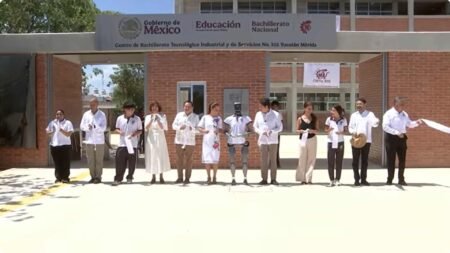 Sheinbaum inaugura CBTIS 305 en Mérida con robot humanoide Atom