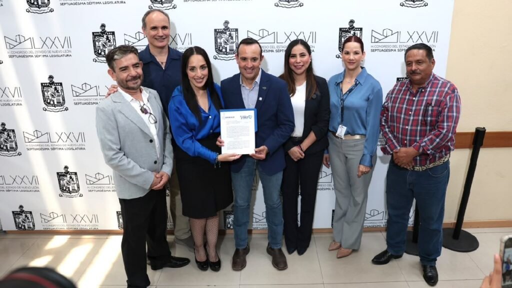 PAN busca restringir redes sociales para menores en Nuevo León