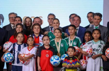 Sheinbaum y clubes Liga MX lanzan programa nacional de fútbol infantil