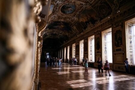 Reabre Galería Apolo del Louvre tras robo de joyas históricas