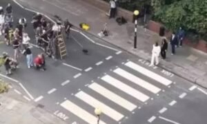 Actores recrean portada de The Beatles en rodaje de Abbey Road