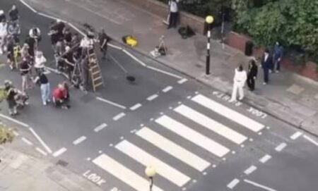 Actores recrean portada de The Beatles en rodaje de Abbey Road Actores recrean portada de The Beatles en rodaje de Abbey Road