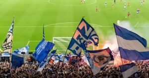 Aficionados alemanes protestan contra el VAR en la Copa de Alemania