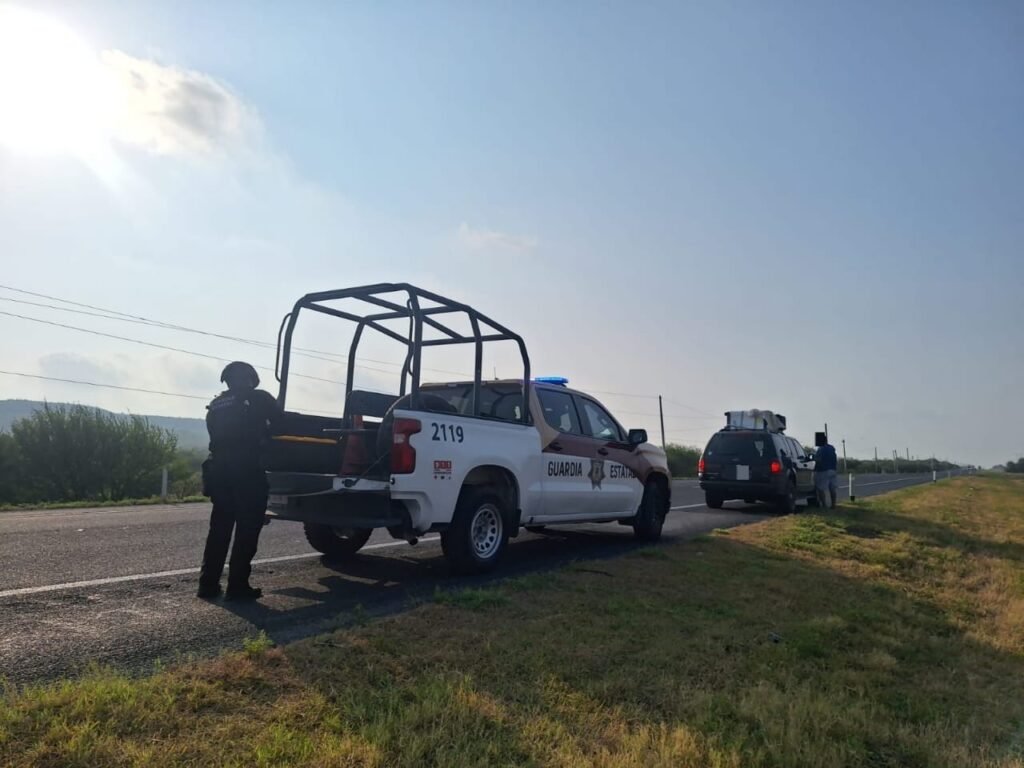 Guardia Estatal auxilia a familia varada en carretera Victoria-Zaragoza Guardia Estatal auxilia a familia varada en carretera Victoria-Zaragoza
