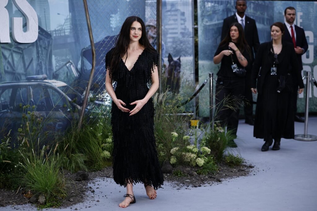 Margaret Qualley presenta las sandalias barefoot de Chanel en Londres Margaret Qualley presenta las sandalias barefoot de Chanel en Londres