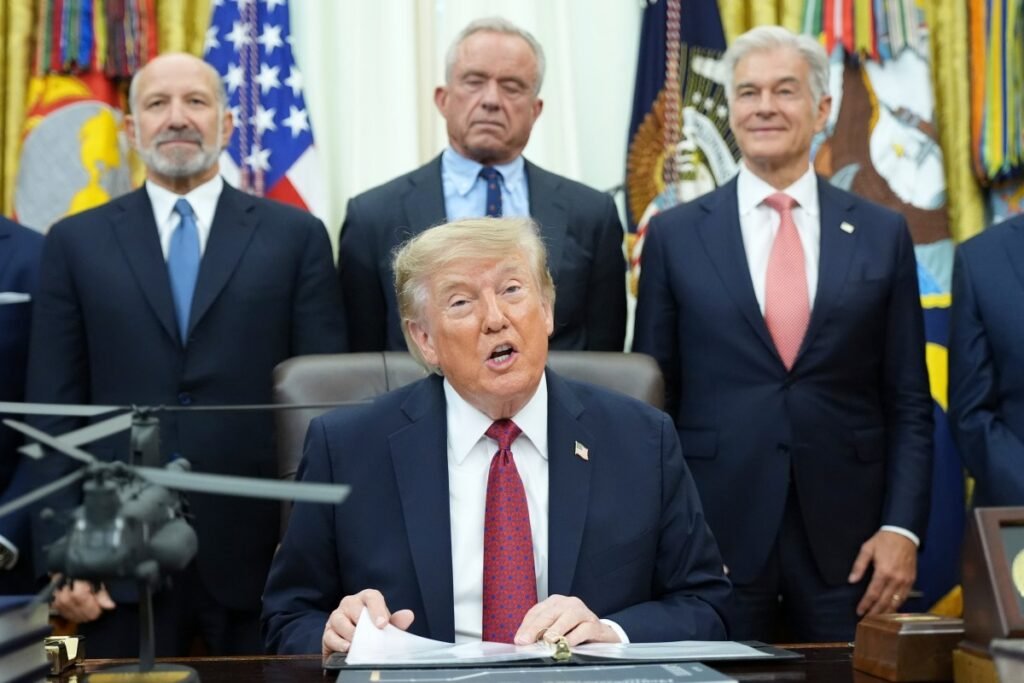 Trump acuerda con nueve farmacéuticas bajar precios de medicamentos