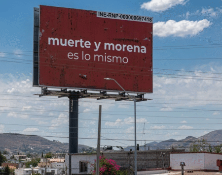 Morena evalúa denunciar al PAN por espectaculares en Chihuahua