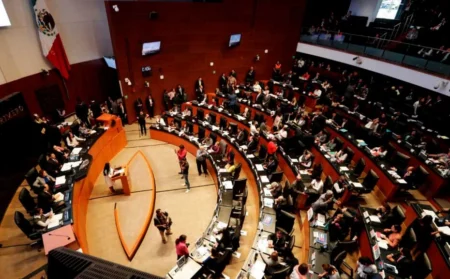 Morena propone cárcel por uso comercial de memes y caricaturas